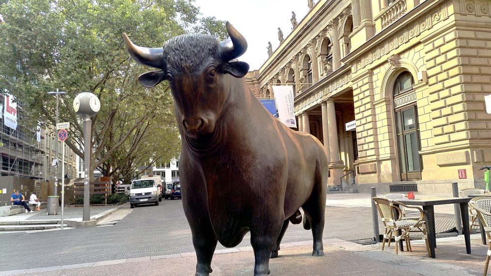Bulle vor der Frankfurter Börse (2022) Bulle vor der Frankfurter Börse (2022)